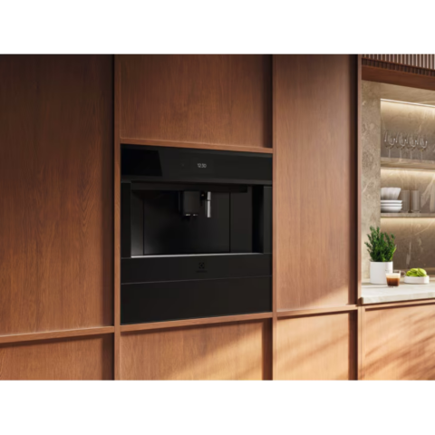 Electrolux integreeritav stiilne matt must kohvimasin EBC95T